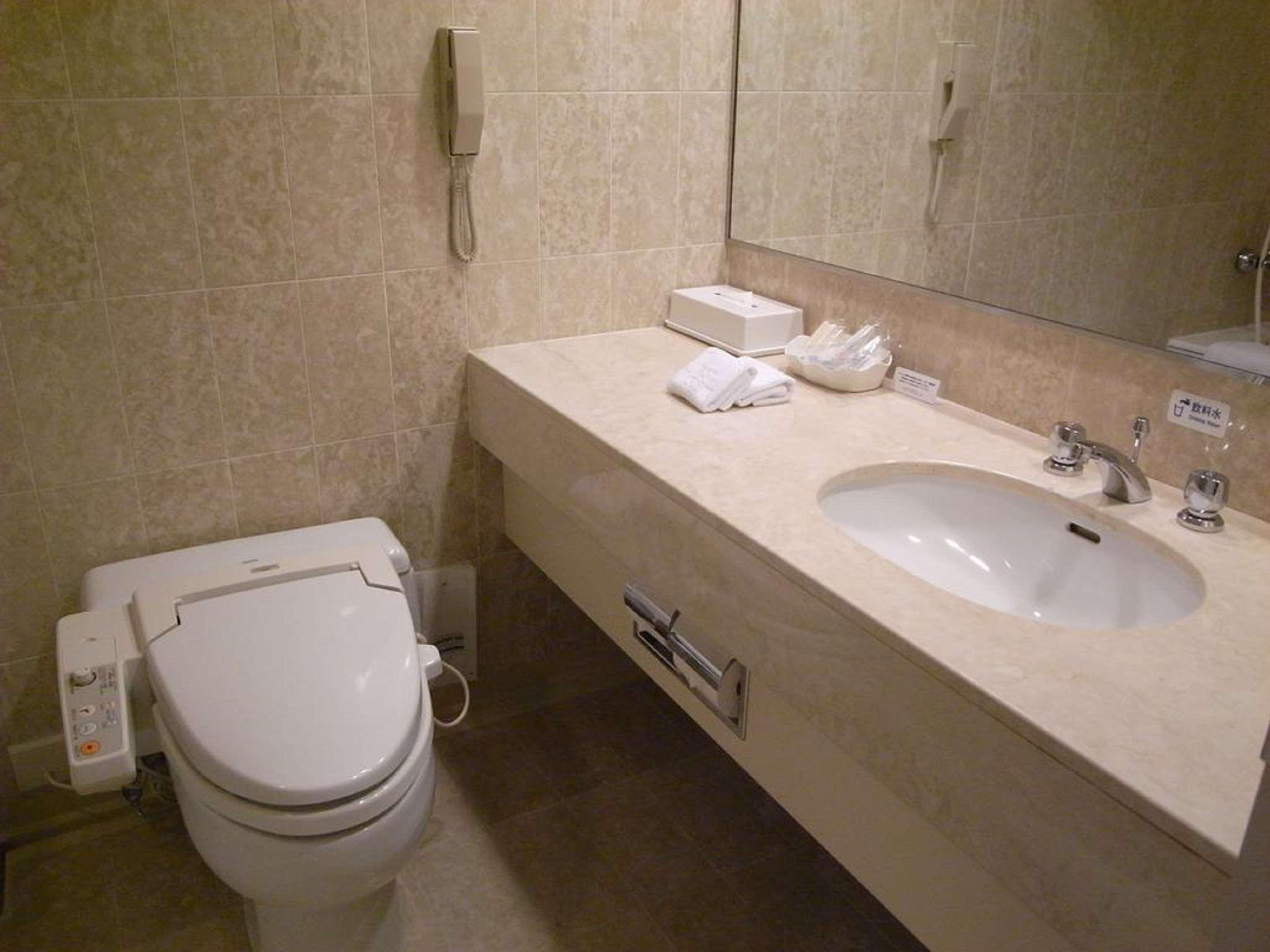 Hotel THE GLOBAL VIEW Nagasaki Zewnętrze zdjęcie A modern bathroom in a hotel